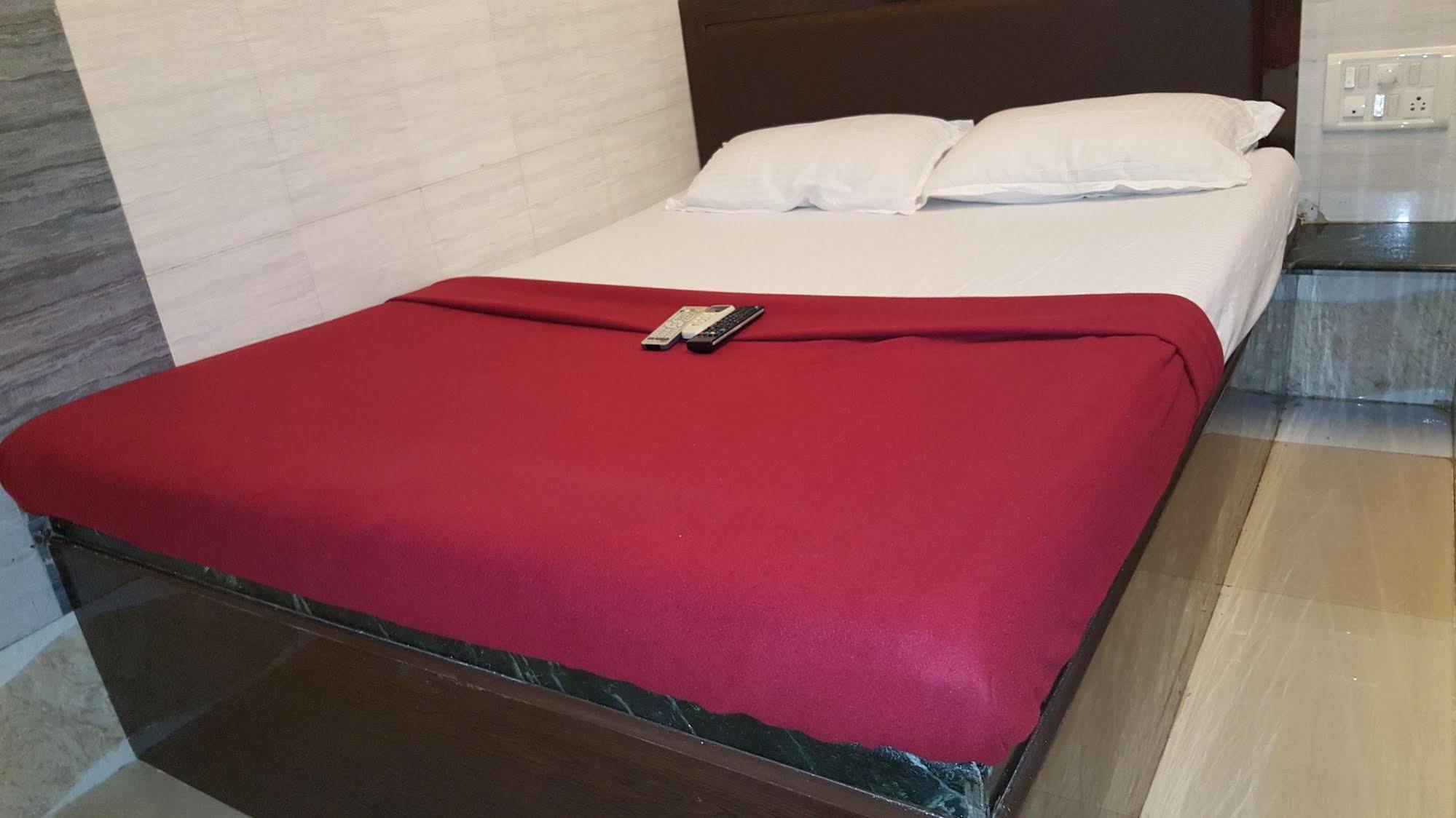 Hotel Al Mehraj Мумбаи Экстерьер фото